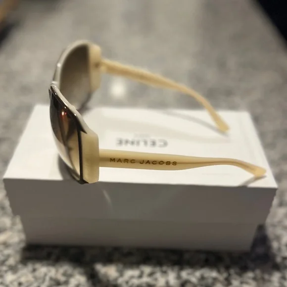 Marc Jacobs MJ 121 Sunglasses - luxurybathroomsolutions.co.uk display picture 3
